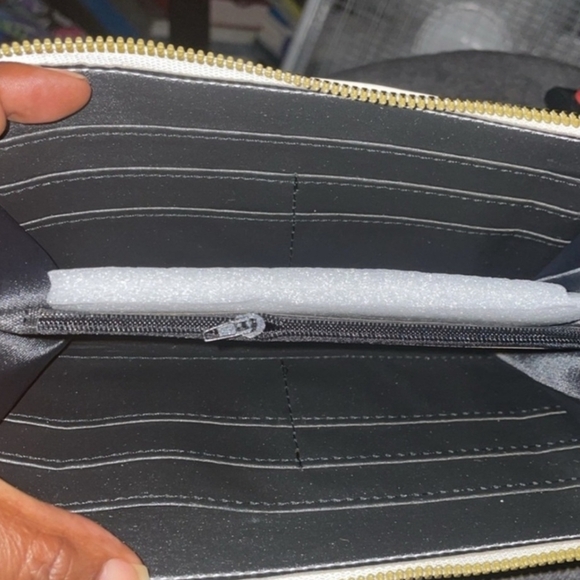 Hello Kitty White & StrawberryWallet - Picture 3 of 3